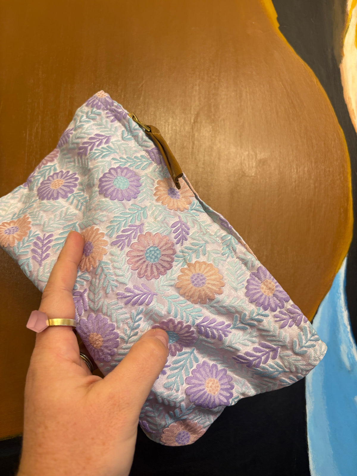 Stor Clutch med lilla og koral farve blomster samt blå og lilla blade | 27x18 cm