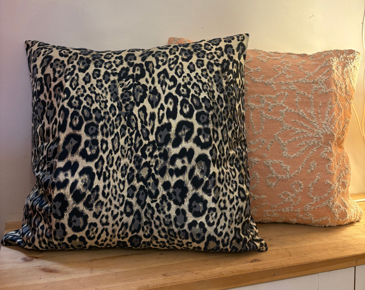 Pudebetræk 50x50 - Leopard mønster i sort, grå og crem guld mønster