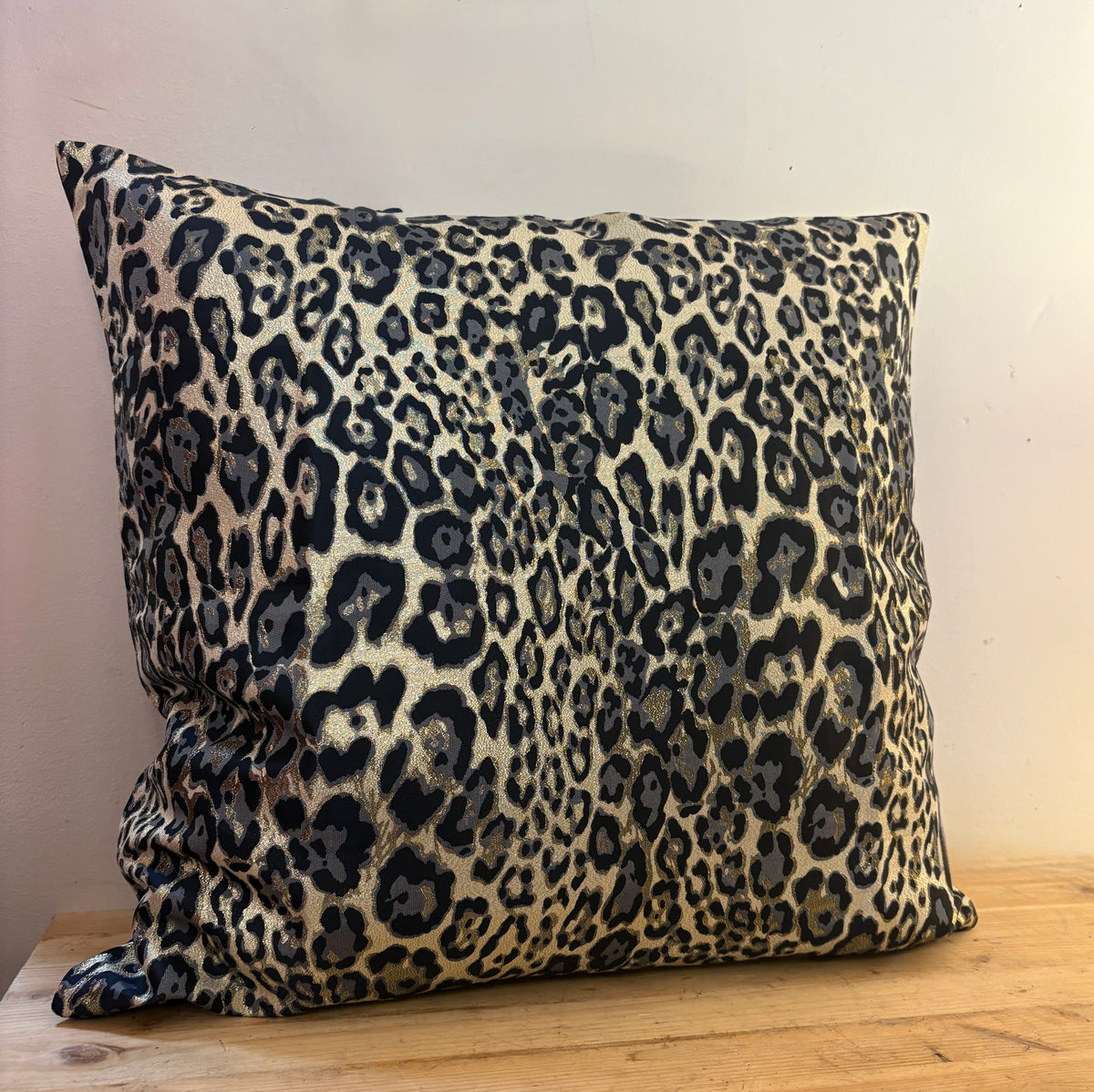 Pudebetræk 50x50 - Leopard mønster i sort, grå og crem guld mønster