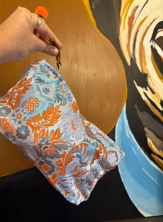 Stor Clutch i lyseblå med blåt og orange mønster og metal glimmer | 27x18 cm.