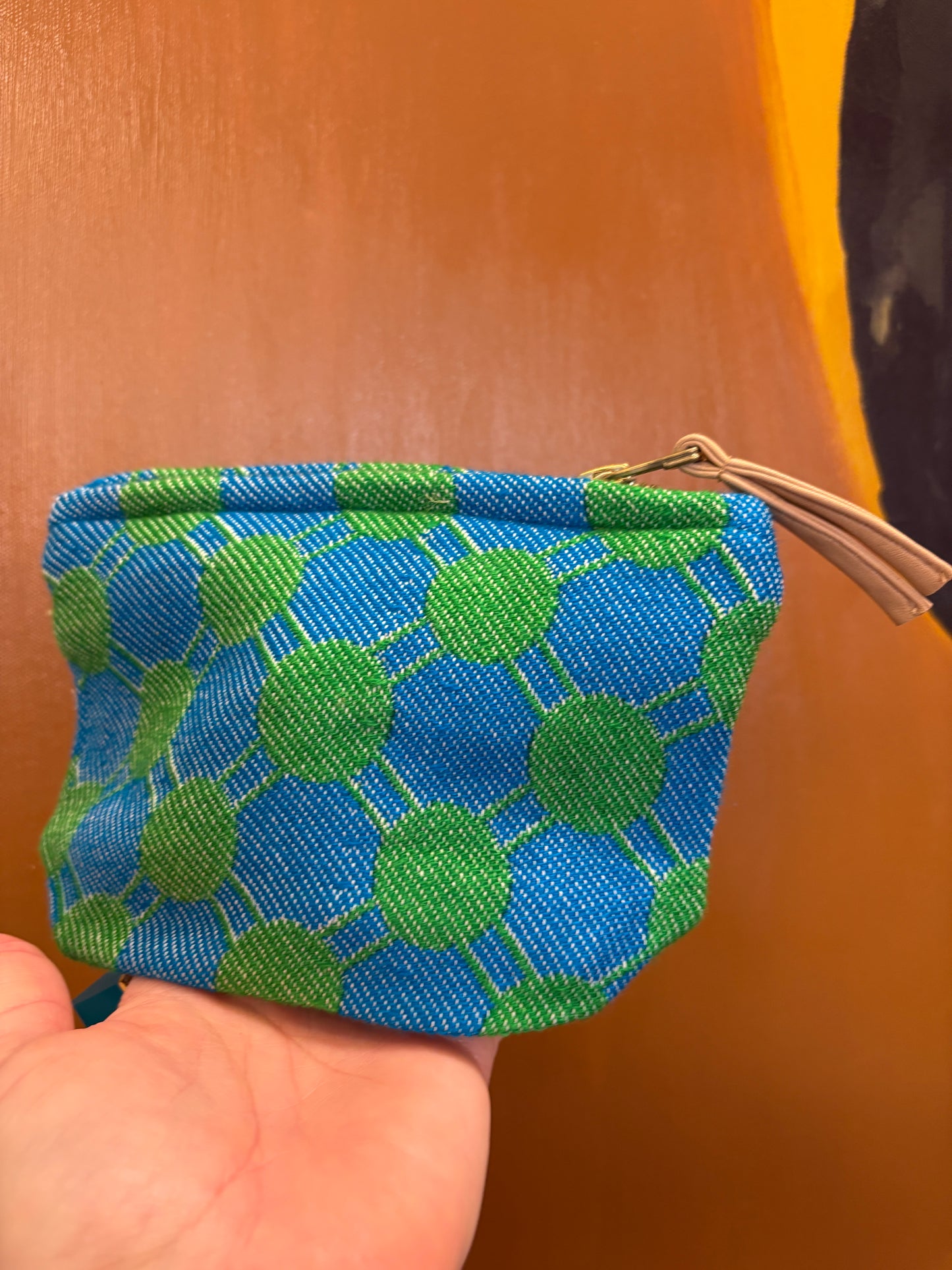 Lille clutch i mørke blå med grønne cirkler
