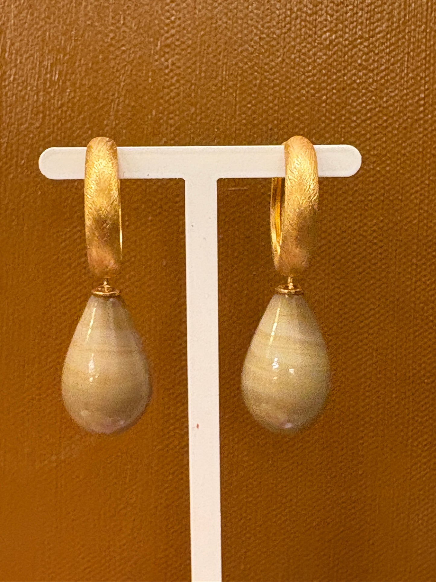 Mocca glasdråbe vedhæng forgyldt top 24x12 mm