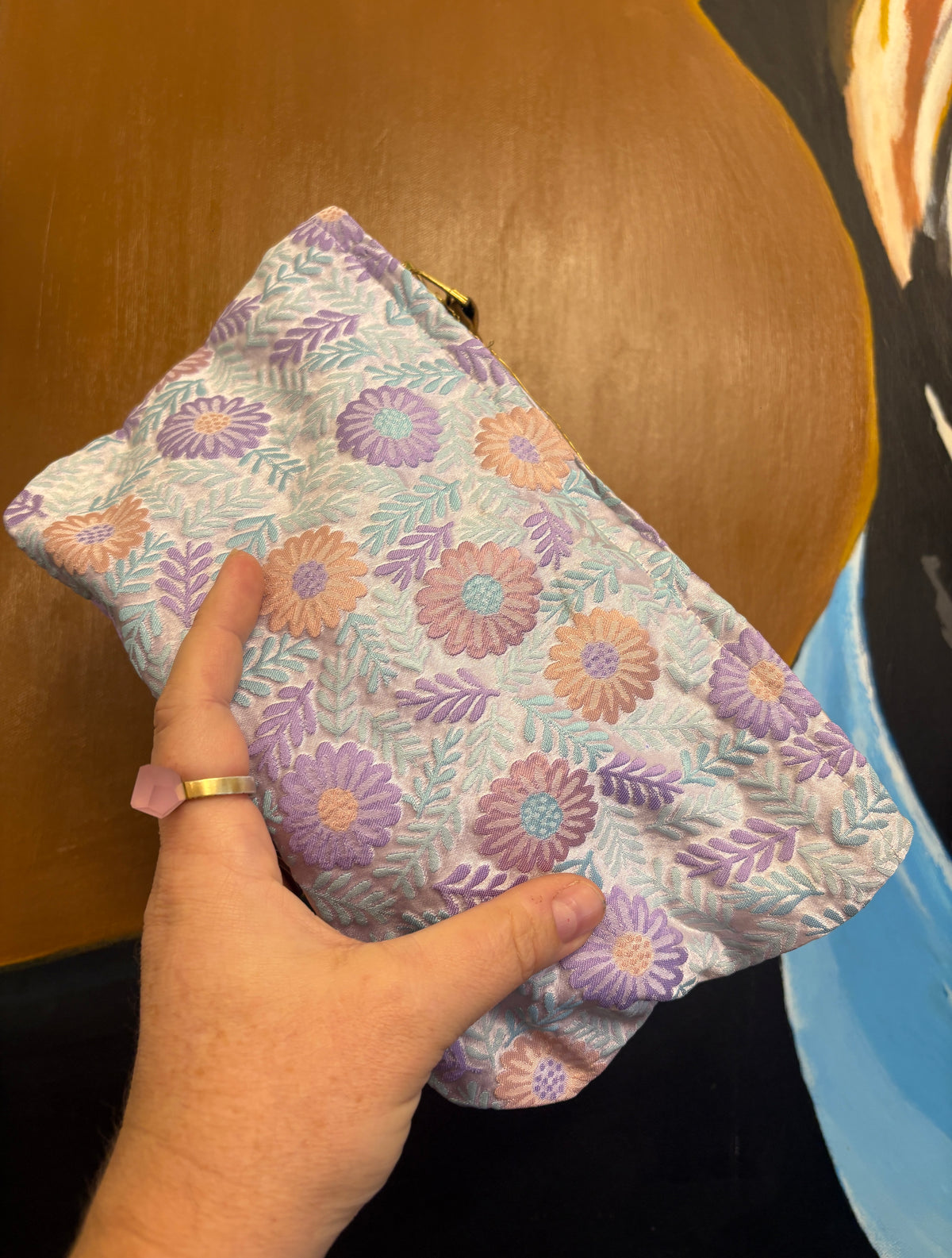 Stor Clutch med lilla og koral farve blomster samt blå og lilla blade | 27x18 cm