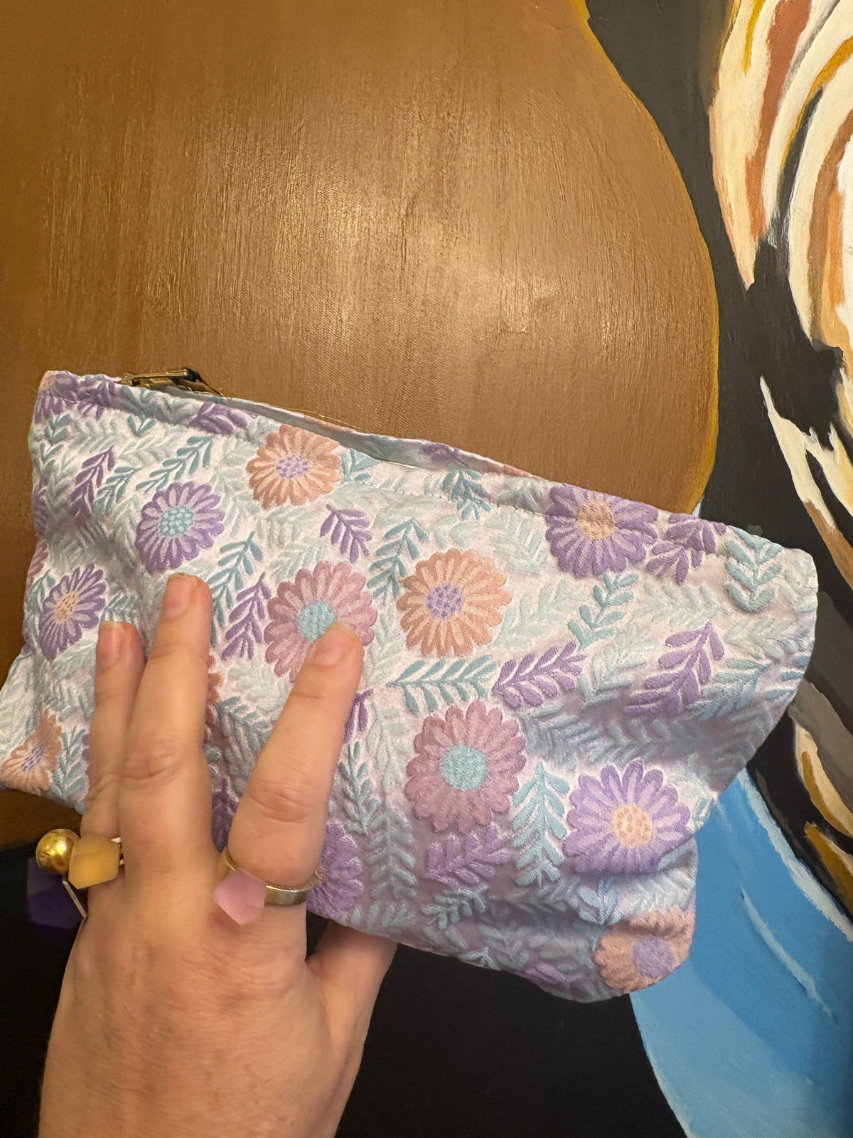 Stor Clutch med lilla og koral farve blomster samt blå og lilla blade | 27x18 cm