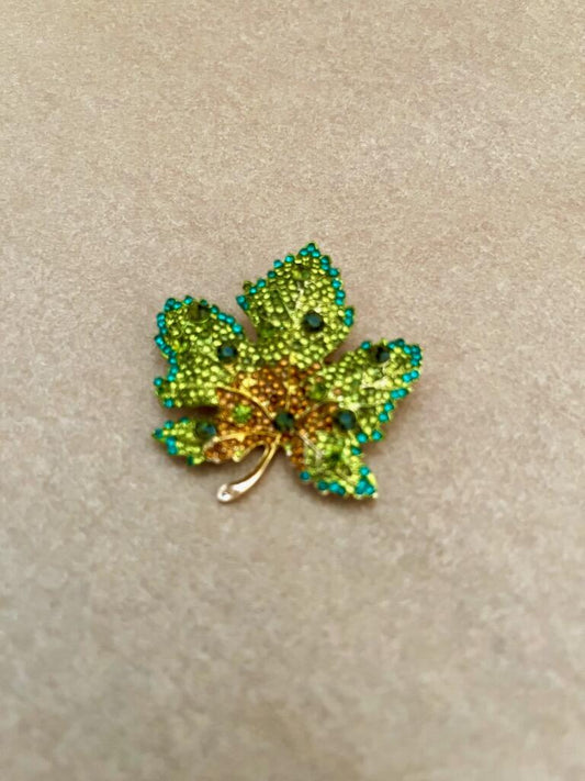 Blad broche i grønne nuancer