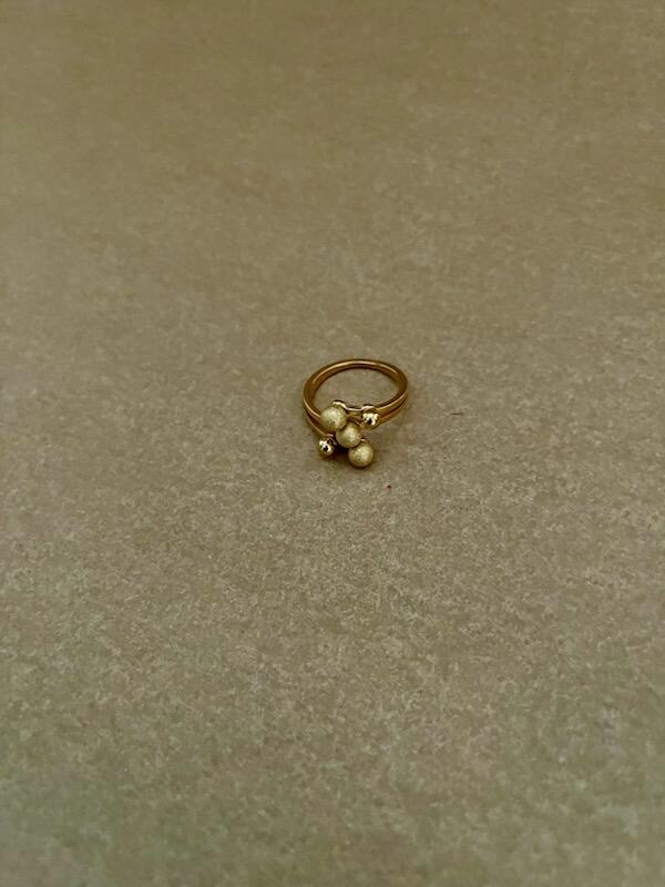 Ring med små kugler