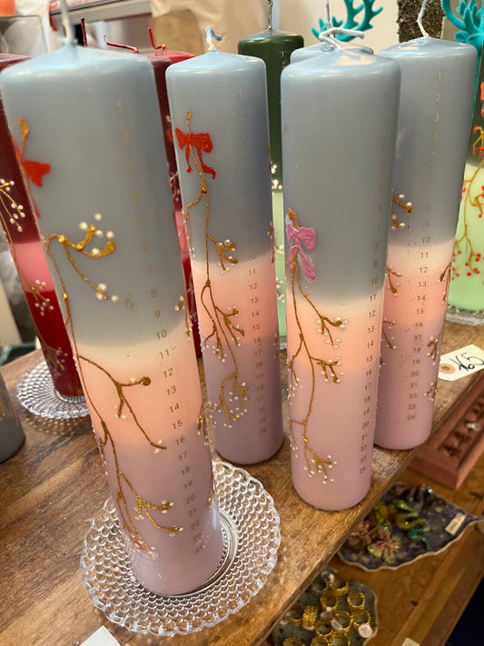 Kalenderlys støvet blå, hvid, sart rosa og pastel lilla