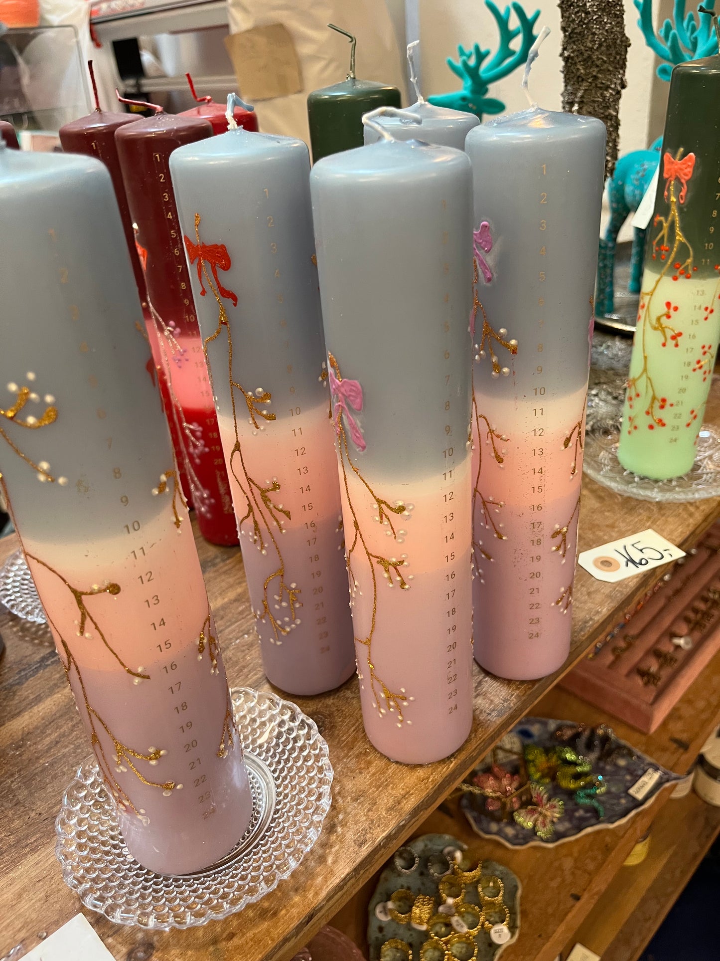 Kalenderlys støvet blå, hvid, sart rosa og pastel lilla