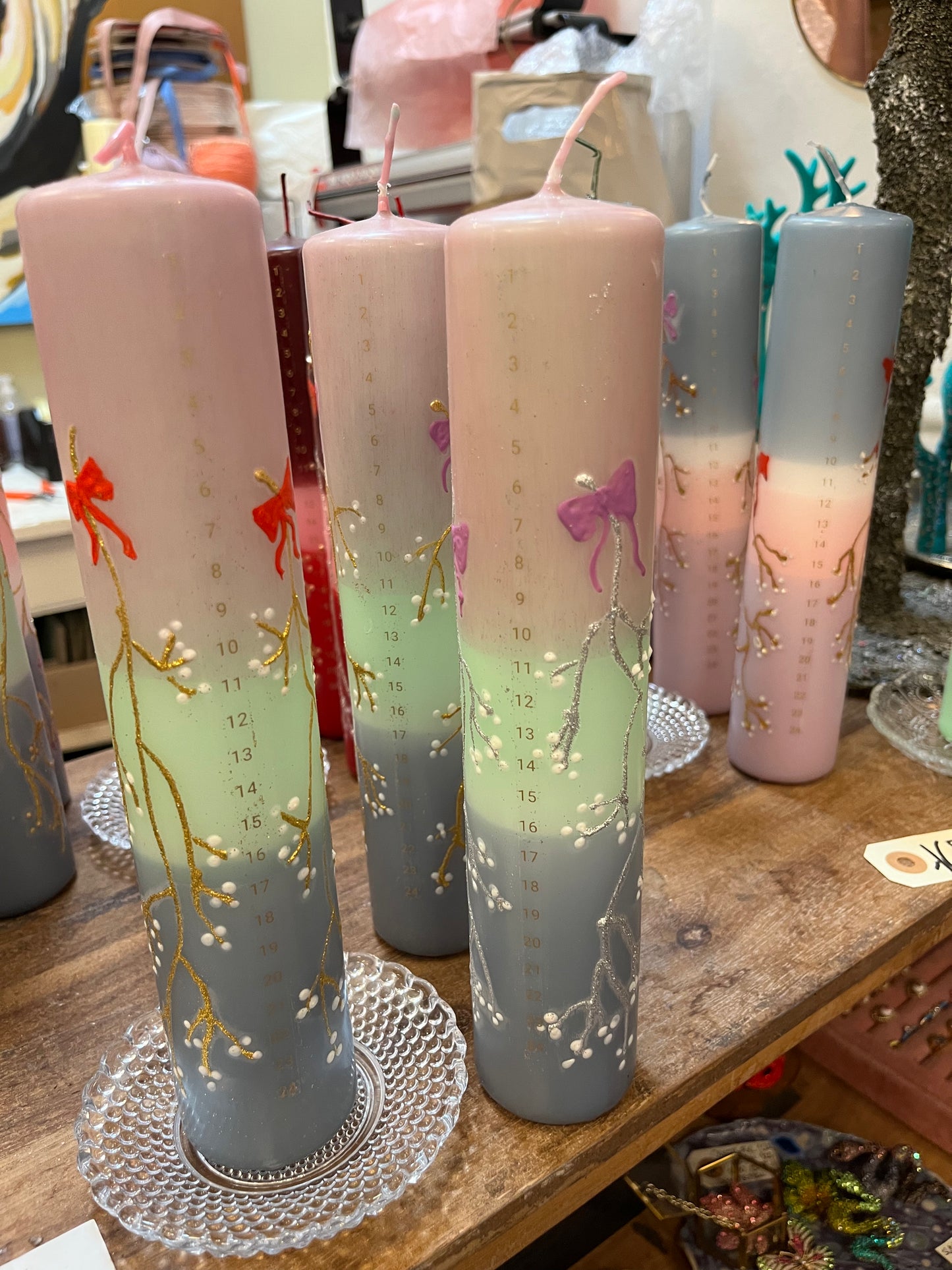 Kalenderlys i sart rosa, mint grøn og grågrøn