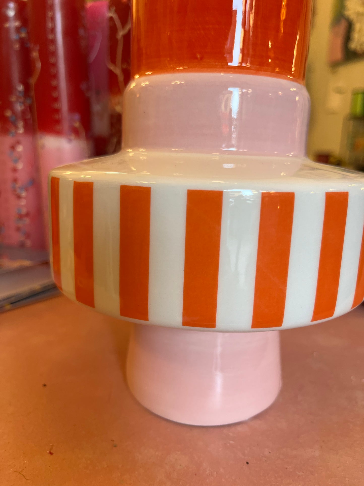 Orange keramik vase med striber