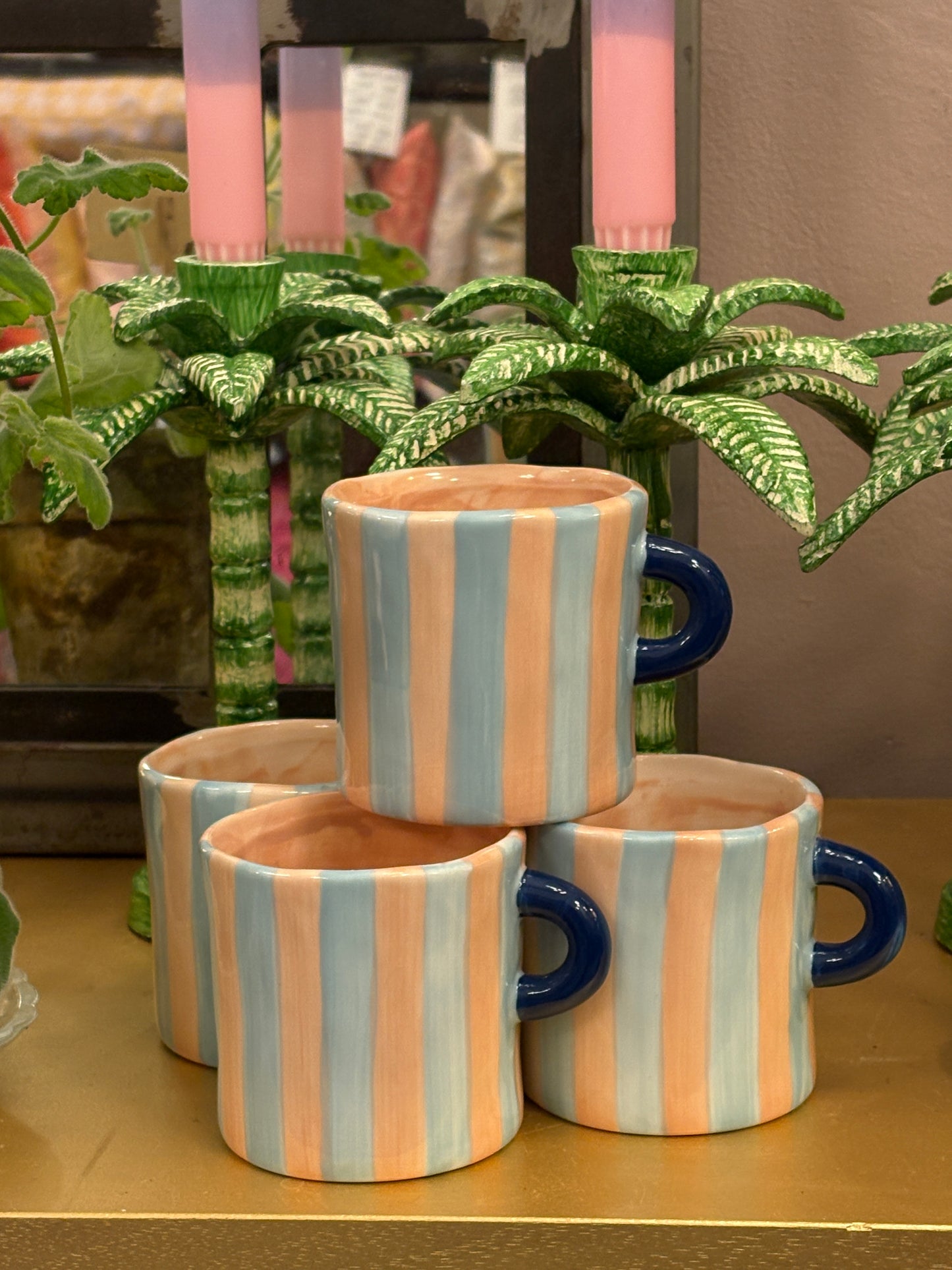 Håndmalet kop med farverige striber - Stentøj med blankt finish