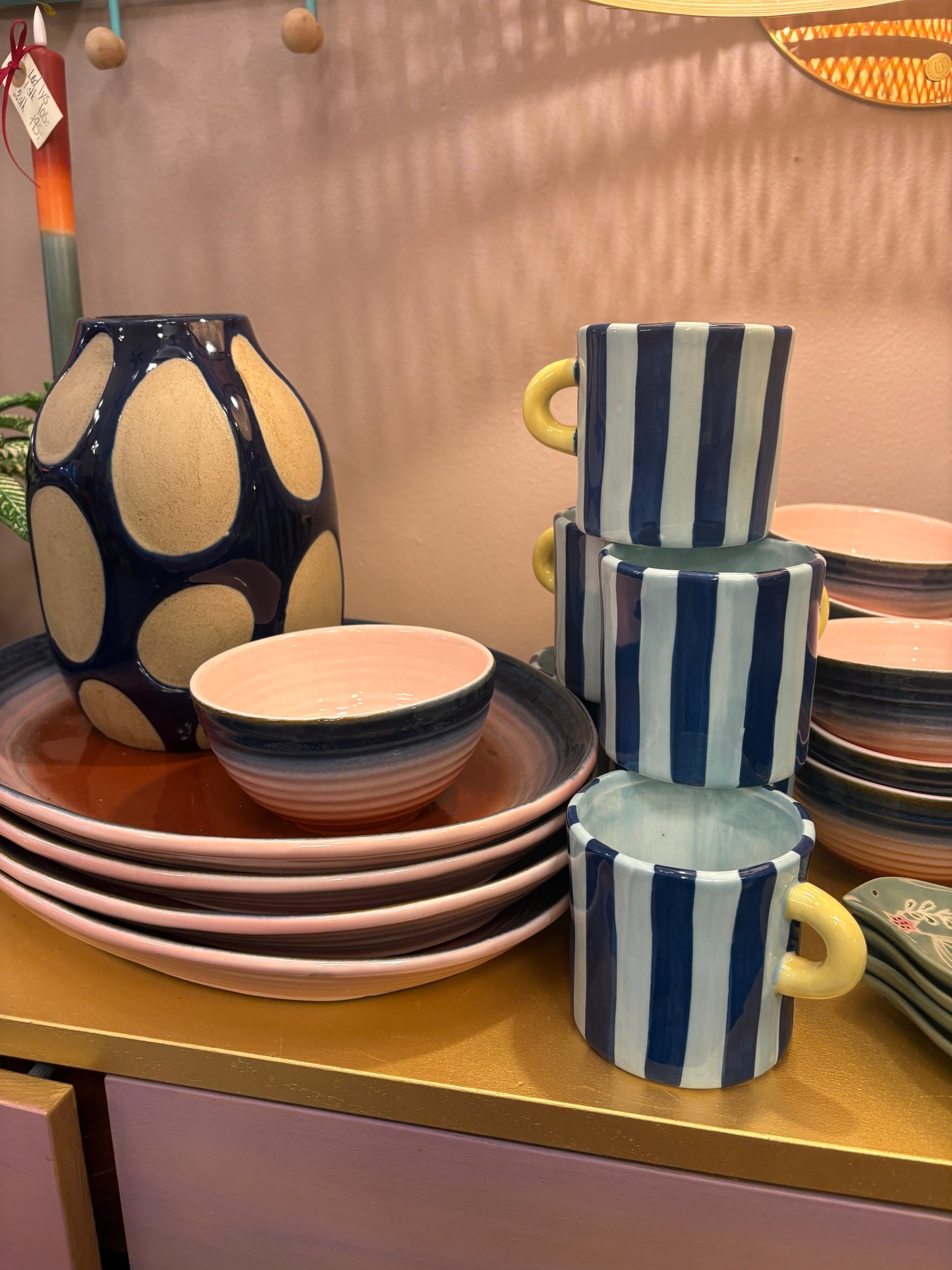 Håndmalet kop med farverige striber - Stentøj med blankt finish