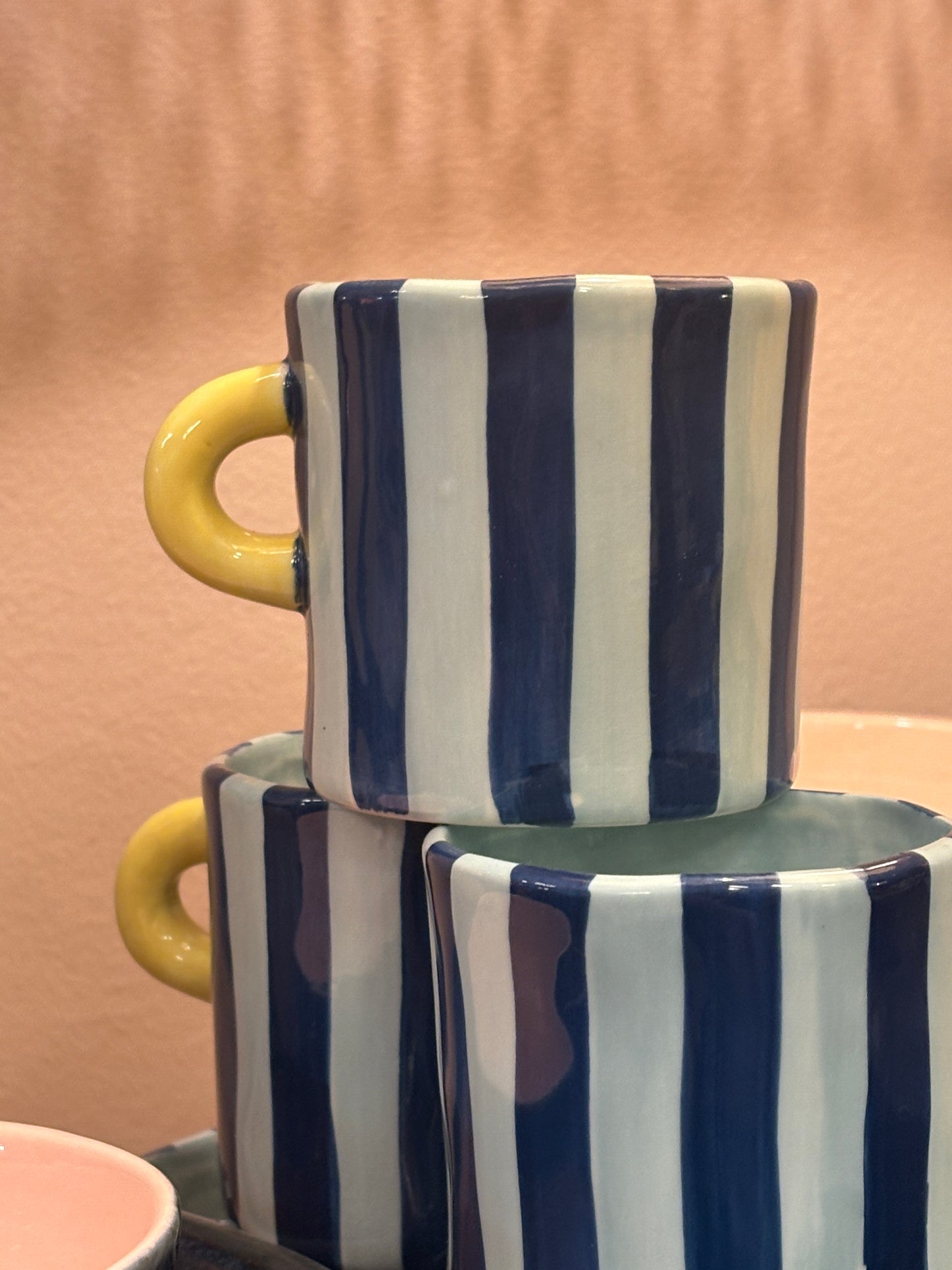 Håndmalet kop med farverige striber - Stentøj med blankt finish