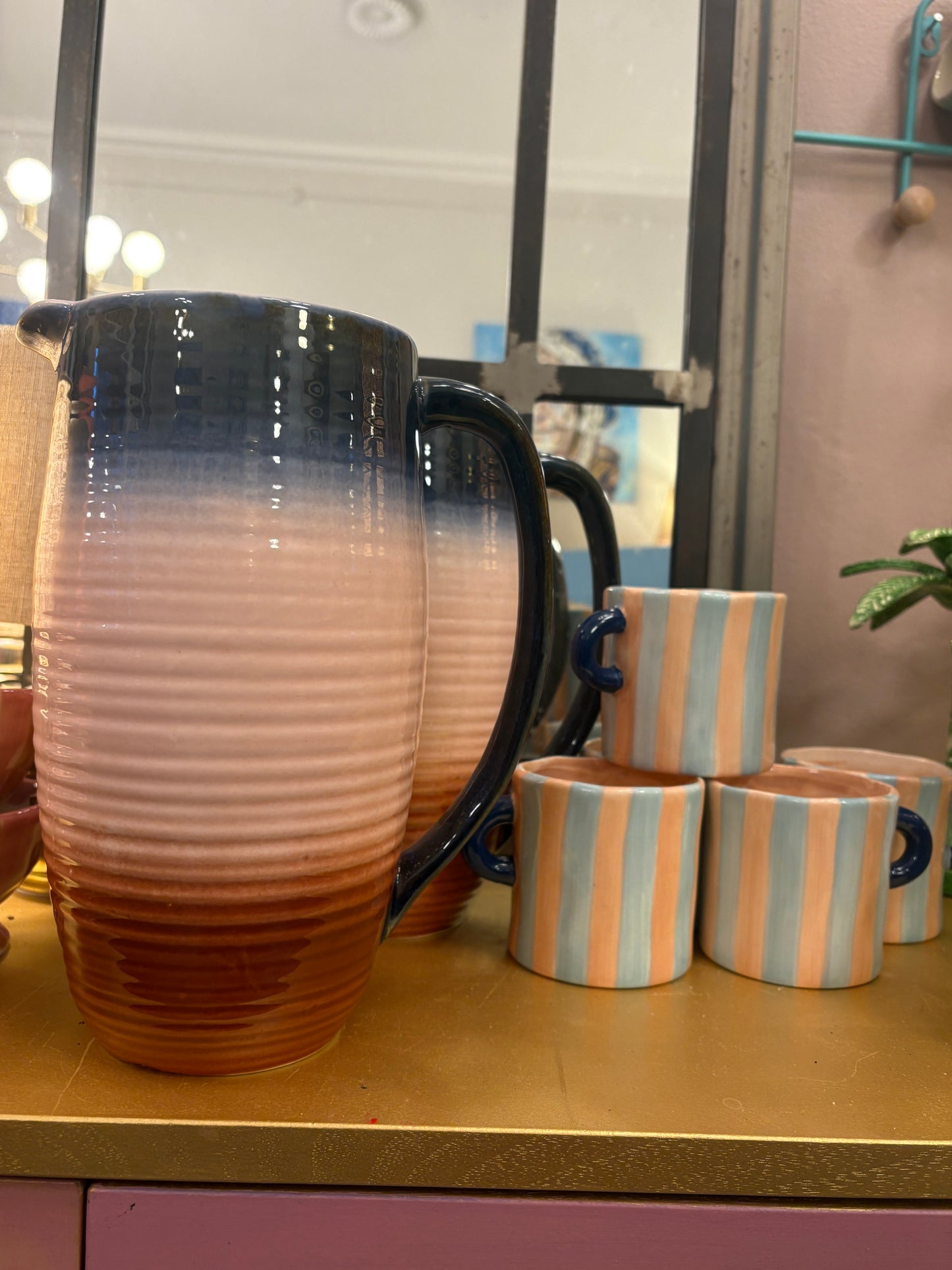 Håndmalet kop med farverige striber - Stentøj med blankt finish