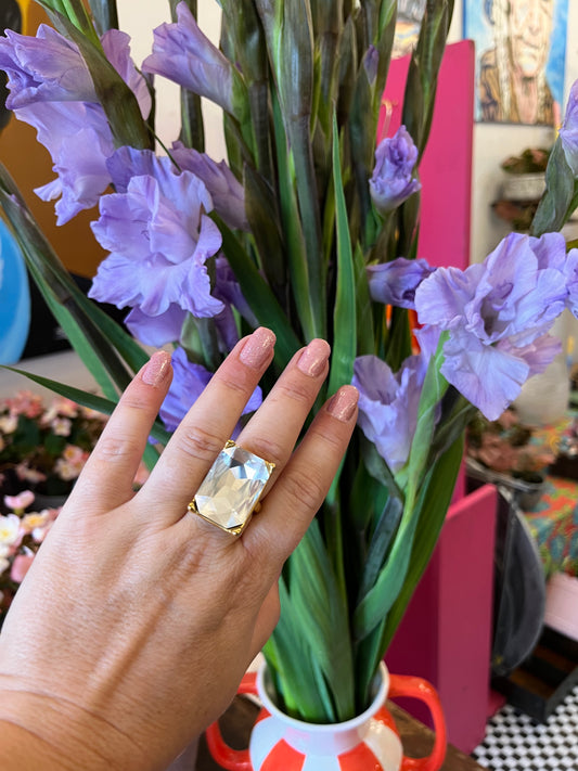 Statement ring med stor firkantet sten