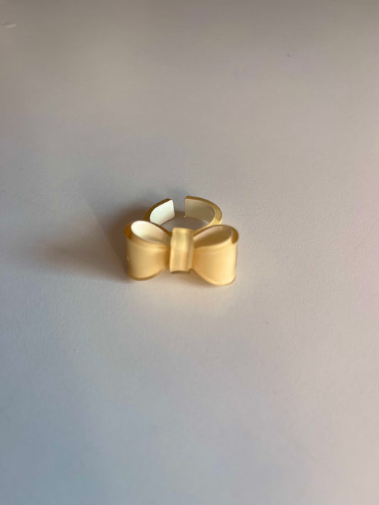 Sandfarvet sløjfe ring