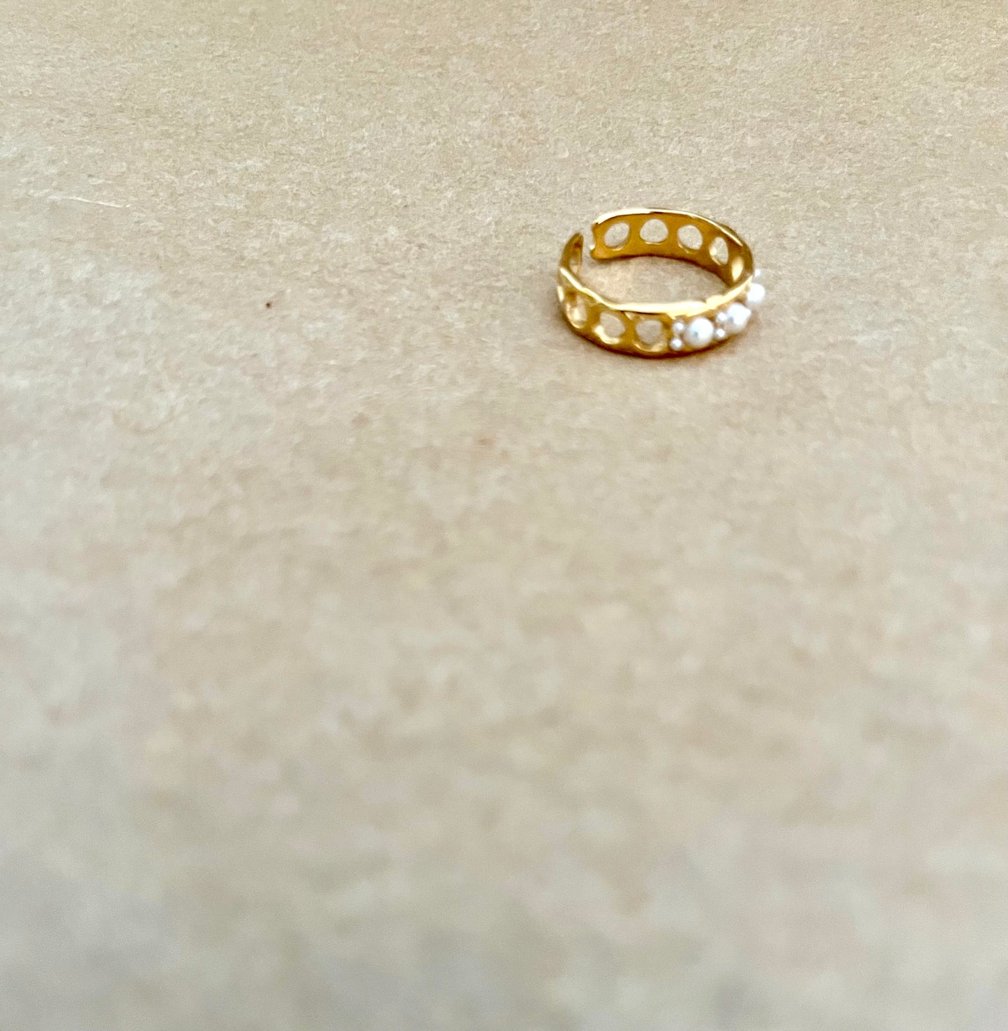 Justerbar ring med perler