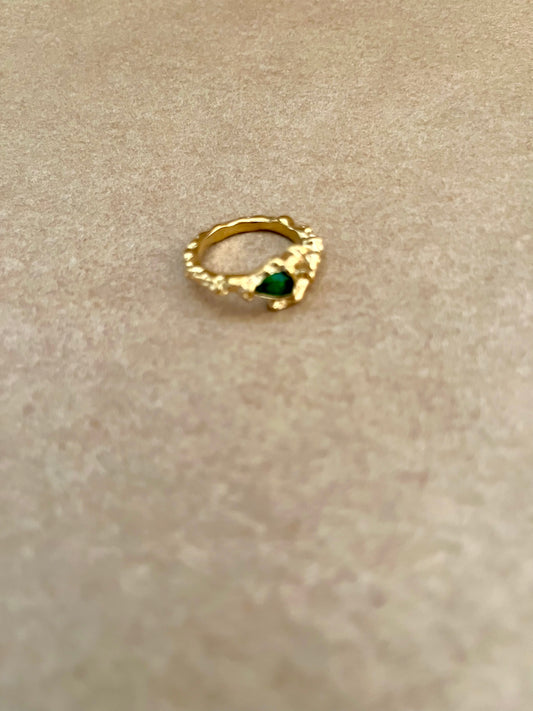 Åben ring med grøn sten