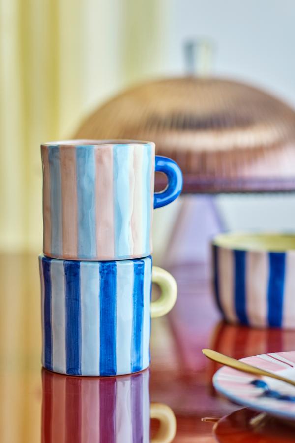 Håndmalet kop med farverige striber - Stentøj med blankt finish
