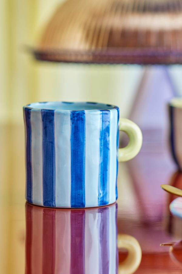 Håndmalet kop med farverige striber - Stentøj med blankt finish