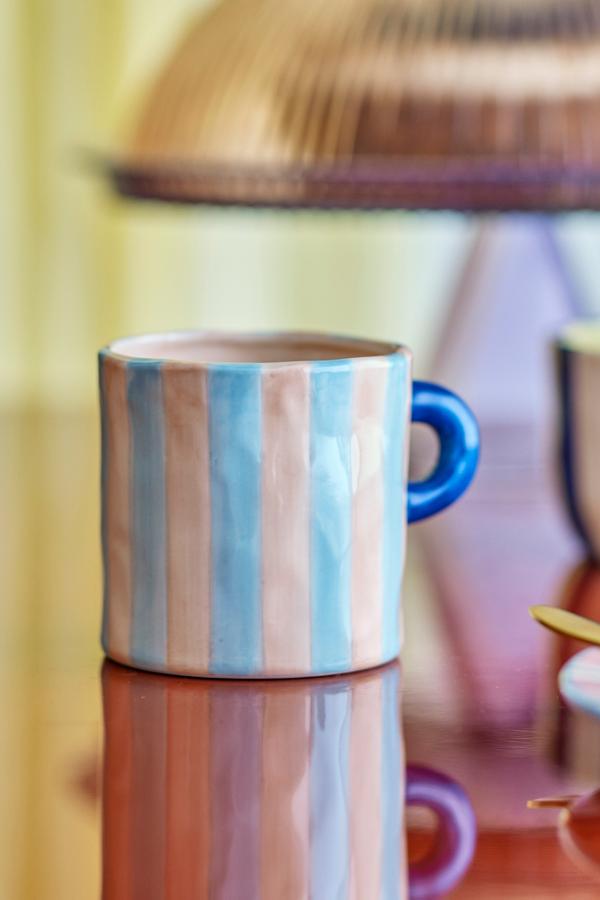 Håndmalet kop med farverige striber - Stentøj med blankt finish