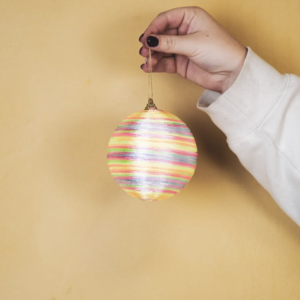 Julekugler i stribet neon farver, størst
